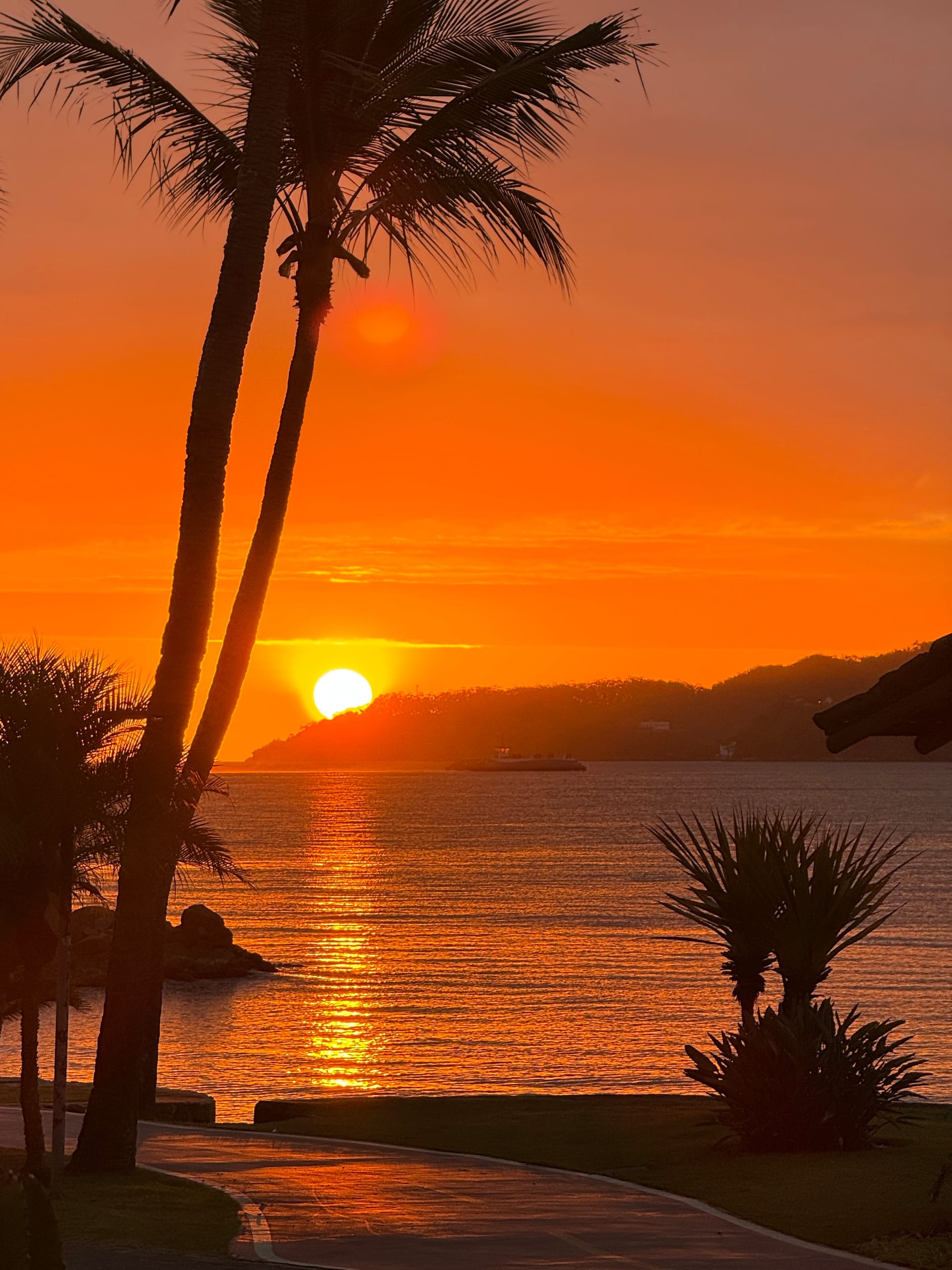Pôr do sol laranja com piscina