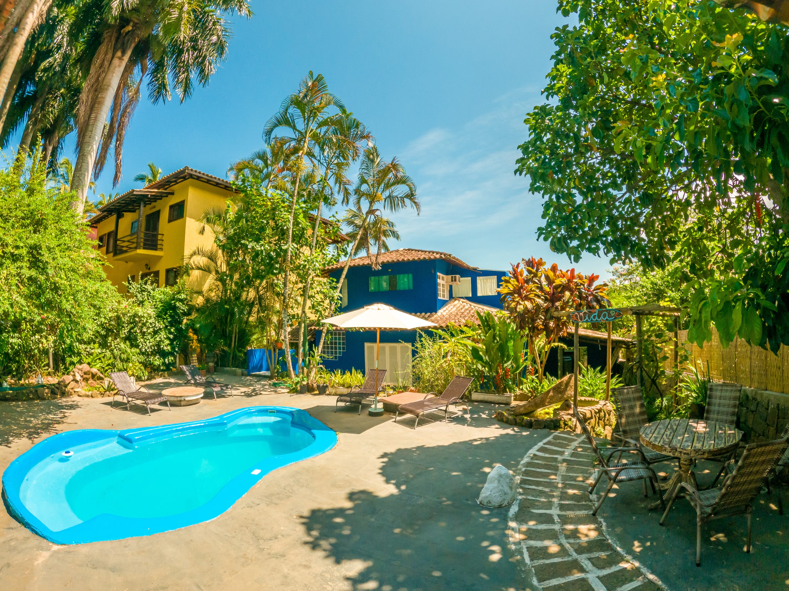 Casa de Jardim - Piscina paradisíaca em jardim tropical